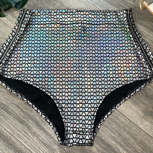 Sea Dragon Studio Holographic Prismatic Geometric Zipper Rave Shorts. Size M - Picture 4 of 13